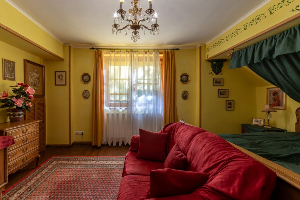 Zielony salon w historycznym wnętrzu Pałacu Goworów.